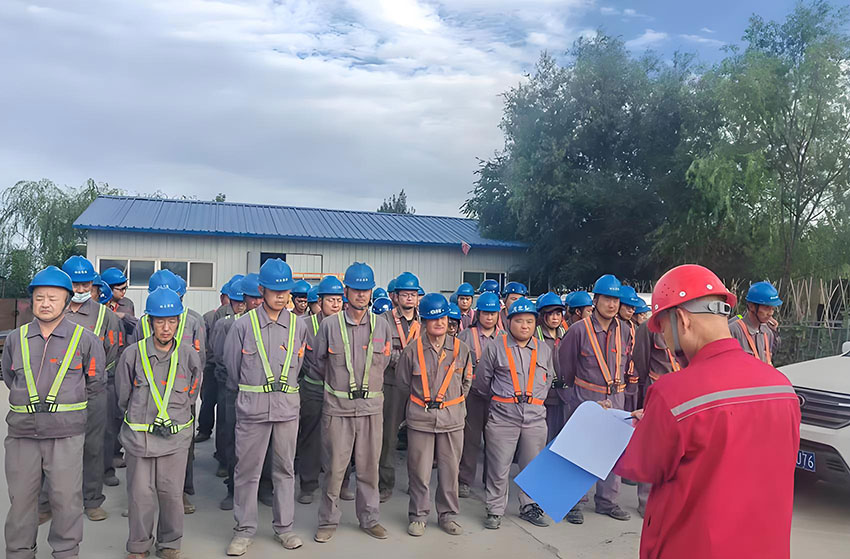 福建百宏8万吨/年无水乙醇项目浓缩塔成功吊装